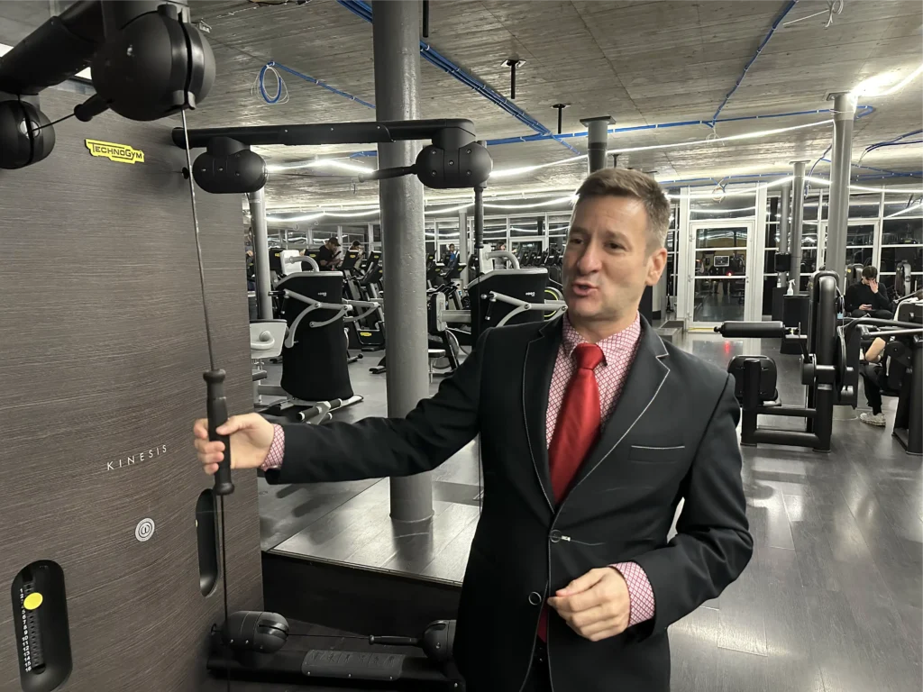 Istvan Sandor stellt die neusten Fitnessgeräte im Holmes Place Seepark Oberrieden vor