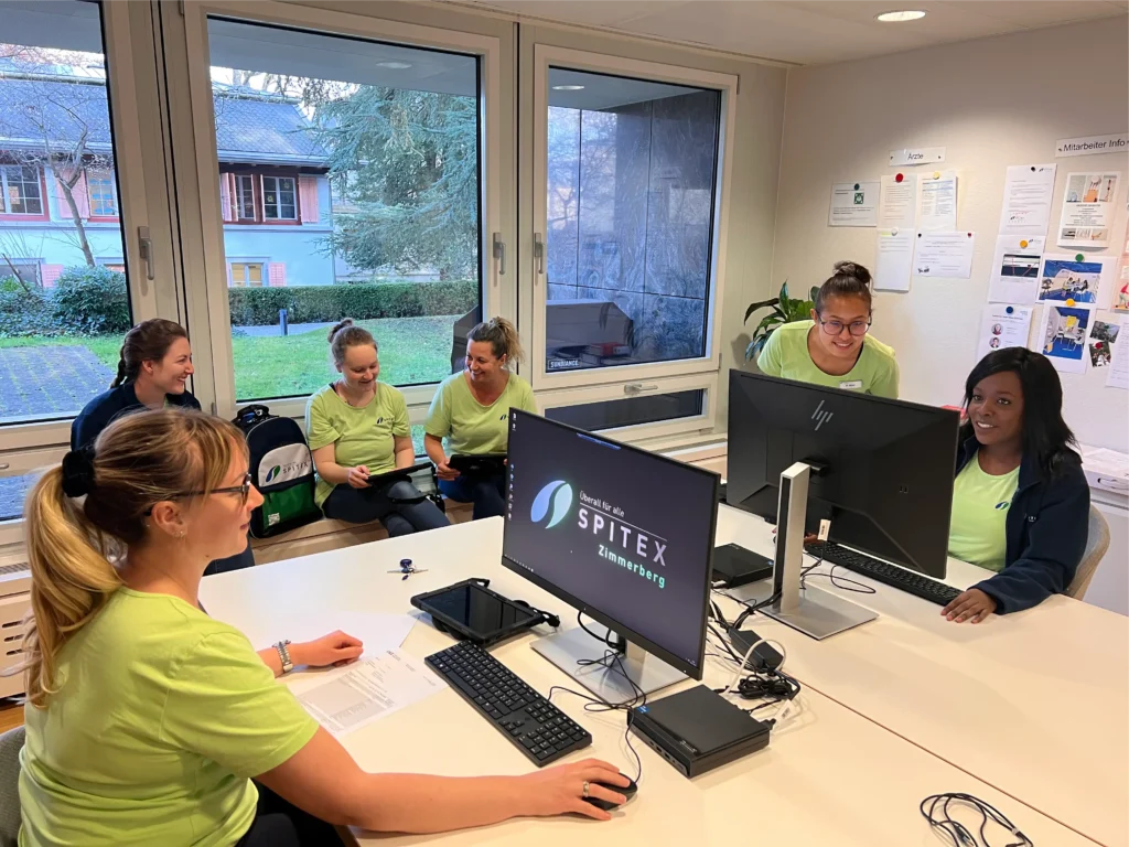 Immer auf dem neuesten Stand –
Teamarbeit bei Spitex Zimmerberg