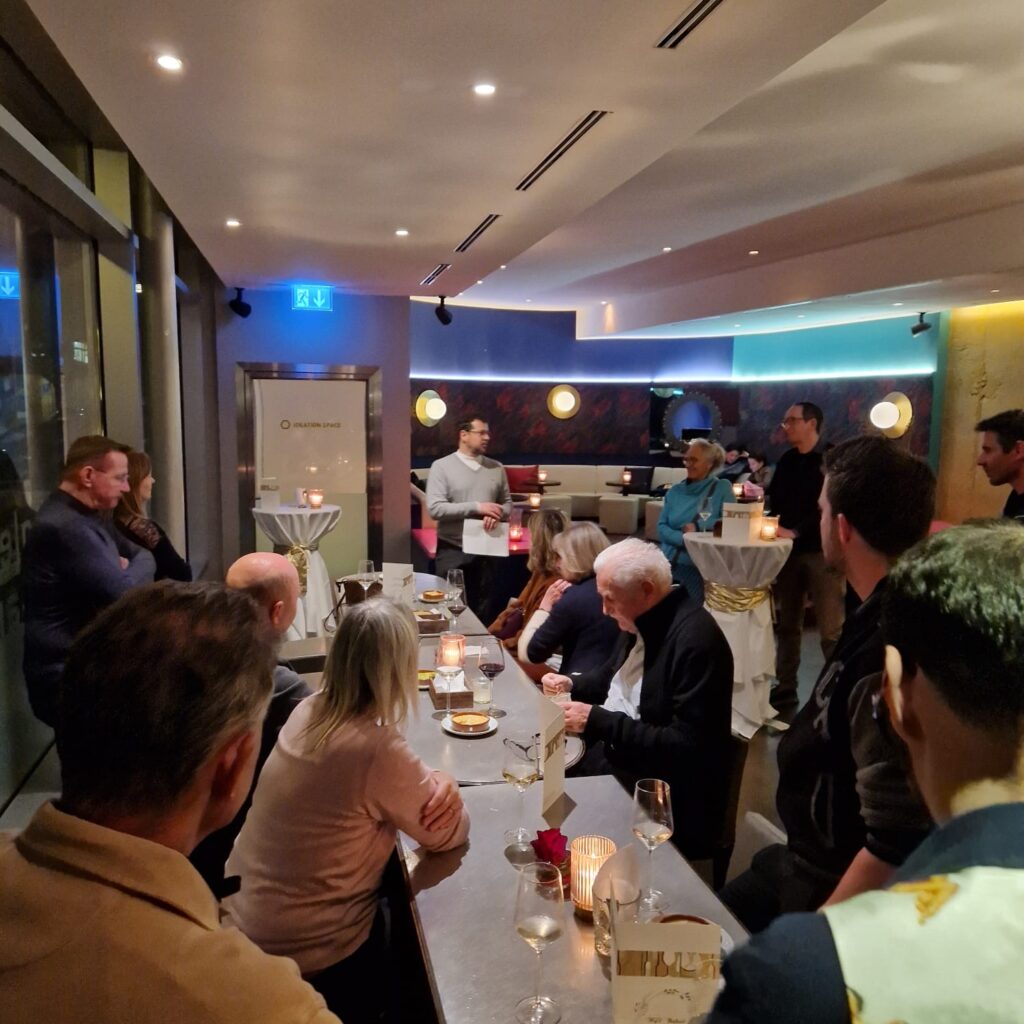 Christian Kling, Präsident des HGV Thalwil, begrüsst alle Anwesenden zum Neujahrsapéro in der Edo Bar des Hotels Sedartis