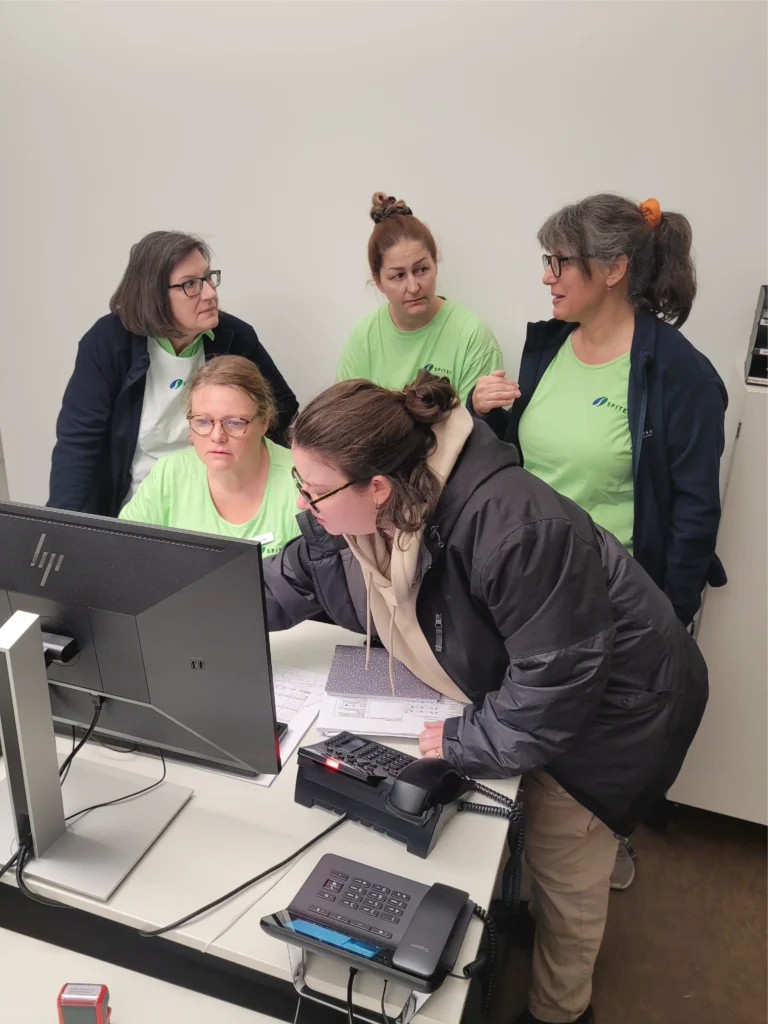 Die Mitarbeitenden machen sich mit dem neuen IT-System vertraut