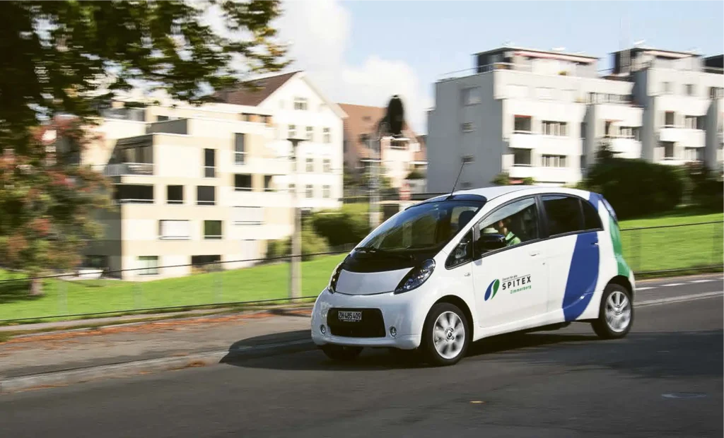 Am blau-grünen Logo erkennt man die Spitex Zimmerberg.