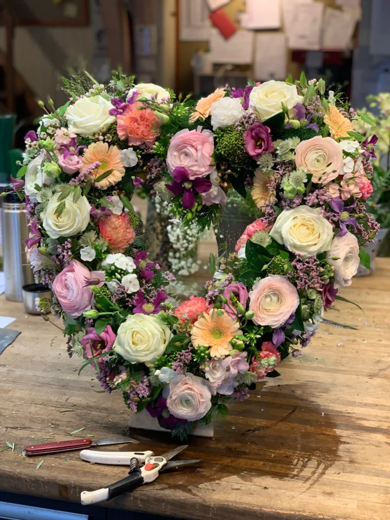 Immer beliebter sind Blumenherzen
bei Abdankungen