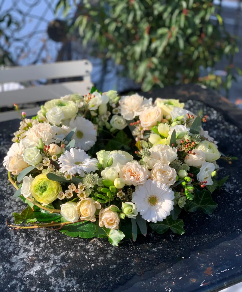 Bei der Abdankung wird die Urne liebevoll in das Urnenkränzchen eingebettet