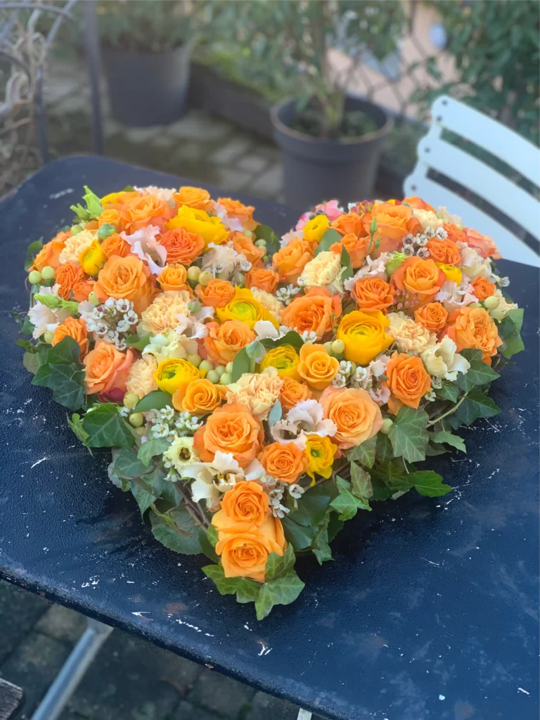 Immer beliebter sind Blumenherzen
bei Abdankungen